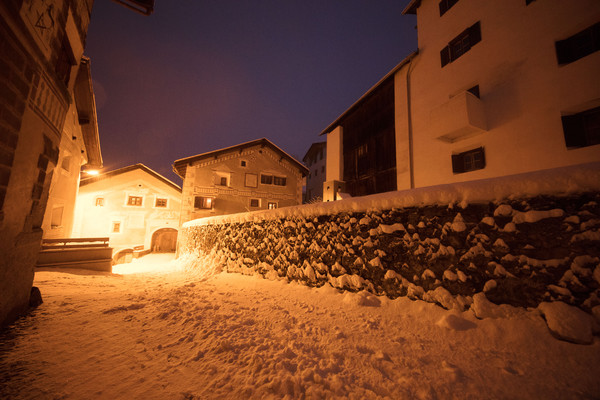 Abendstimmung im historischen Dorfkern von Ardez im Unterengadin, Graubünden