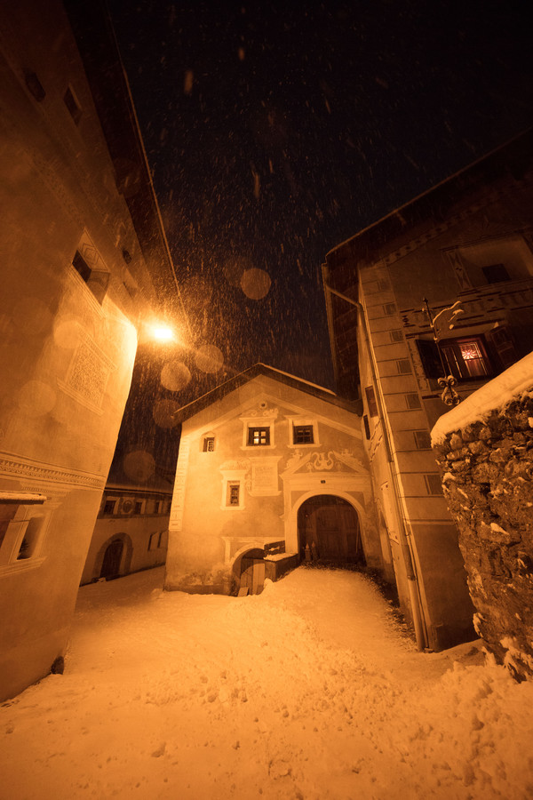 Abendstimmung im historischen Dorfkern von Ardez im Unterengadin, Graubünden