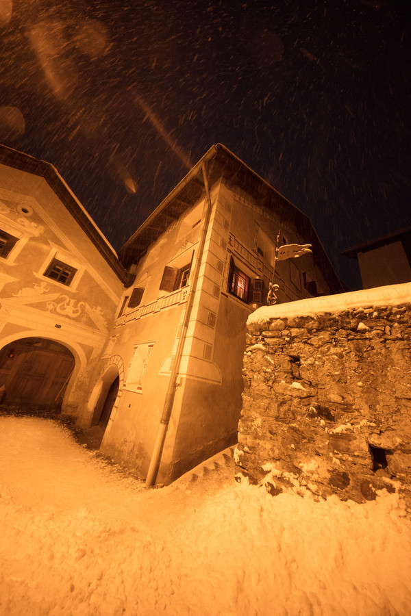 Abendstimmung im historischen Dorfkern von Ardez im Unterengadin, Graubünden