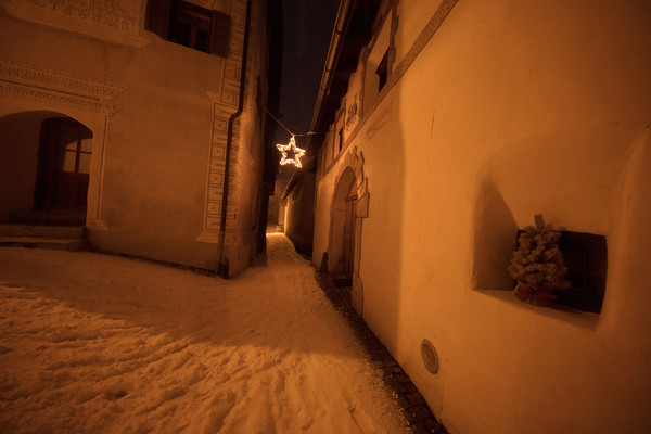 Abendstimmung im historischen Dorfkern von Ardez im Unterengadin, Graubünden