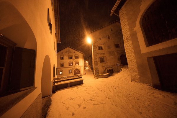 Abendstimmung im historischen Dorfkern von Ardez im Unterengadin, Graubünden