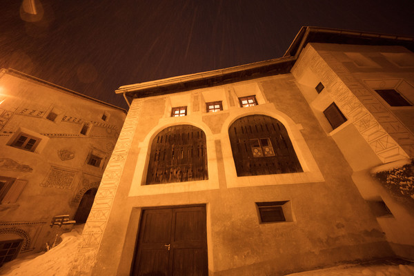 Abendstimmung im historischen Dorfkern von Ardez im Unterengadin, Graubünden