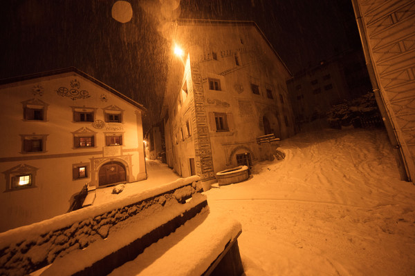 Abendstimmung im historischen Dorfkern von Ardez im Unterengadin, Graubünden