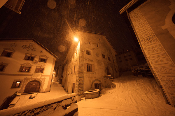 Abendstimmung im historischen Dorfkern von Ardez im Unterengadin, Graubünden