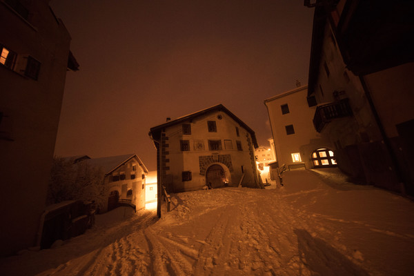 Abendstimmung im historischen Dorfkern von Ardez im Unterengadin, Graubünden