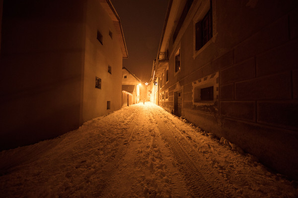 Abendstimmung im historischen Dorfkern von Ardez im Unterengadin, Graubünden