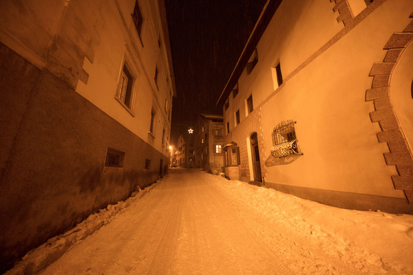 Abendstimmung im historischen Dorfkern von Ardez im Unterengadin, Graubünden