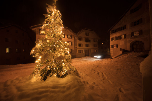 Abendstimmung im historischen Dorfkern von Ardez im Unterengadin, Graubünden