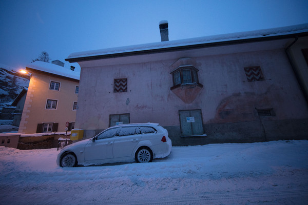 Abendstimmung im historischen Dorfkern von Ardez im Unterengadin, Graubünden