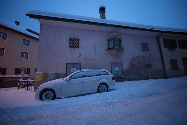 Abendstimmung im historischen Dorfkern von Ardez im Unterengadin, Graubünden