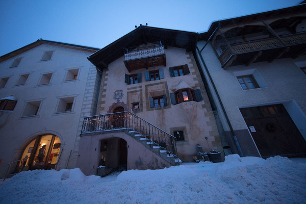 Abendstimmung im historischen Dorfkern von Ardez im Unterengadin, Graubünden