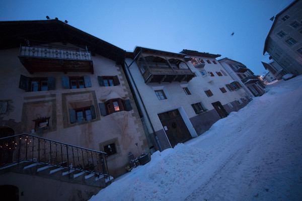 Abendstimmung im historischen Dorfkern von Ardez im Unterengadin, Graubünden