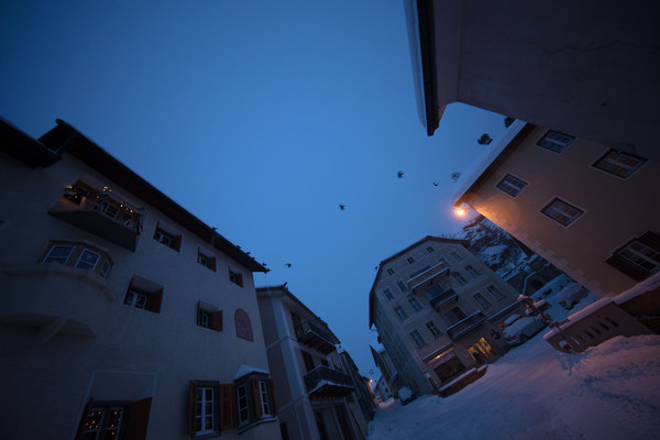 Abendstimmung im historischen Dorfkern von Ardez im Unterengadin, Graubünden