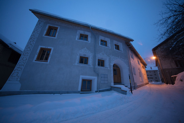 Abendstimmung im historischen Dorfkern von Ardez im Unterengadin, Graubünden