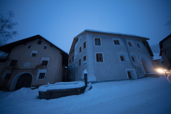 Abendstimmung im historischen Dorfkern von Ardez im Unterengadin, Graubünden