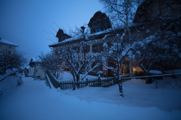 Abendstimmung im historischen Dorfkern von Ardez im Unterengadin, Graubünden