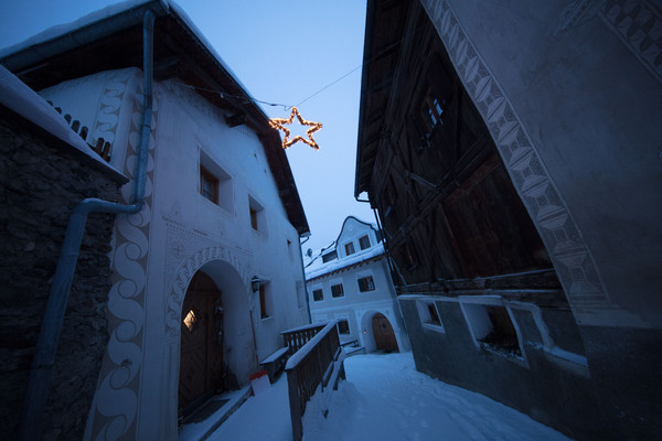 Abendstimmung im historischen Dorfkern von Ardez im Unterengadin, Graubünden