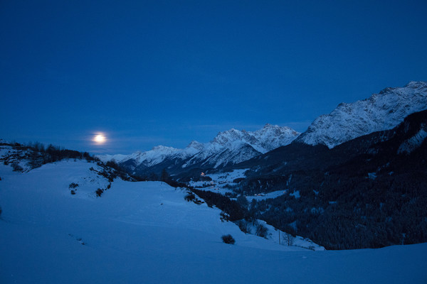 Abendstimmung in Ardez im Unterengadin, Graubünden