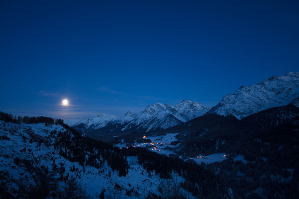 Abendstimmung in Ardez im Unterengadin, Graubünden