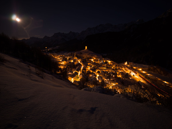 Abendstimmung im historischen Dorfkern von Ardez im Unterengadin, Graubünden