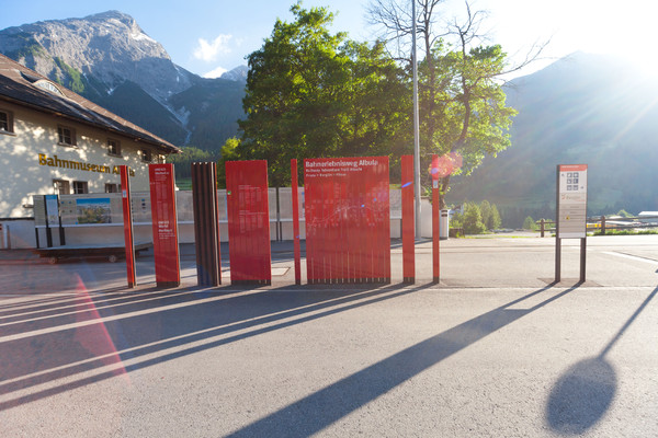 Stelen beim Bahnhof Bergün zum UNESCO Welterbe Rhätische Bahn