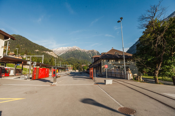 Stelen beim Bahnhof Bergün zum UNESCO Welterbe Rhätische Bahn