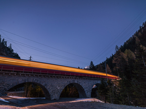 Die Rhätische Bahn beim Albulaviadukt zwischen Bergün und Naz im Albulatal