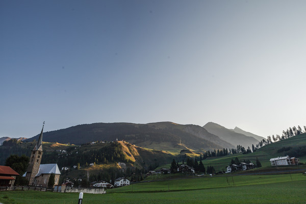 Blick von Bergün im Albulatal nach Latsch (links unten) und zum Piz Prosonch (rechts unten).