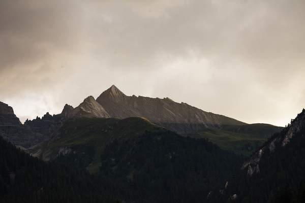 Blick in Richtung Piz Spadlatscha nahe dem Piz Ela bei Bergün.