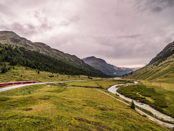 Die Rhätische Bahn zwischen Bernina Diavolezza und Bernina Suot am Berninapass im Oberengadin, Graubünden, Schweiz
