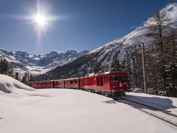 Rhätische Bahn in der Montebello Kurve am Berninapass