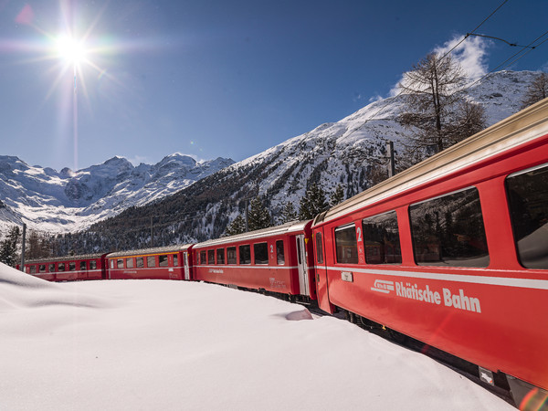 Rhätische Bahn in der Montebello Kurve am Berninapass