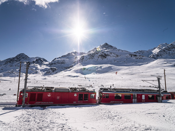 Rhätische Bahn am Bernina Pass bei Lej Pitschen