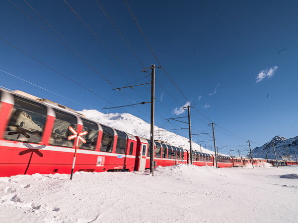 Rhätische Bahn am Bernina Pass bei Lagalb
