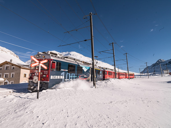 Rhätische Bahn am Bernina Pass bei Lagalb