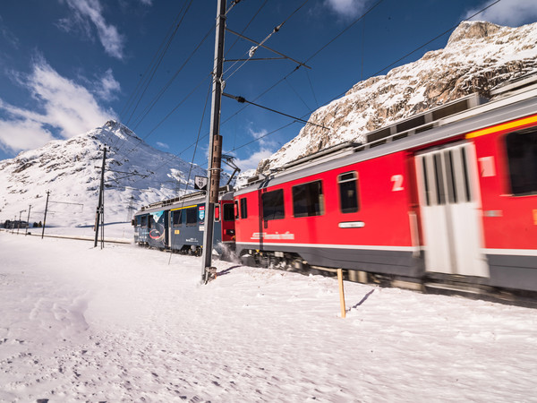 Rhätische Bahn am Bernina Pass bei Lagalb