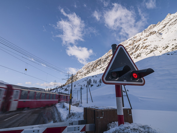 Rhätische Bahn am Bernina Pass bei Bernina Suot