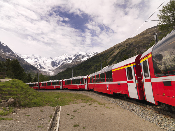 Rhätische Bahn in der Montebello Kurve am Berninapass