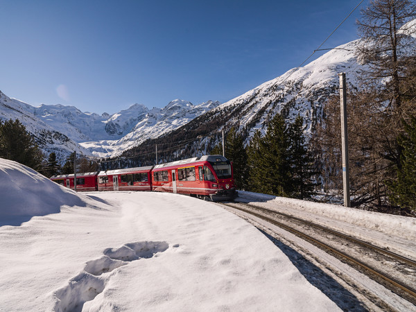 Allegra-Triebzug in der Montebello Kurve am Berninapass.