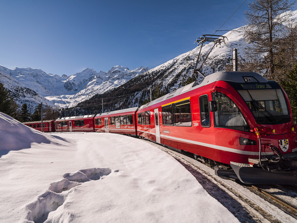 Allegra-Triebzug in der Montebello Kurve am Berninapass.