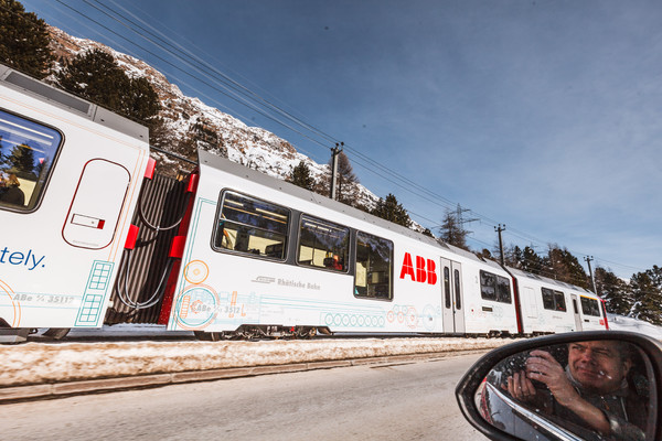 Der Allegra-Triebzug im ABB-Design bei La Plattas oberhalb von Morteratsch im Oberengadin, Schweiz