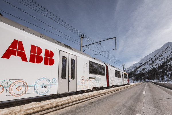 Der Allegra-Triebzug im ABB-Design bei La Plattas oberhalb von Morteratsch im Oberengadin, Schweiz