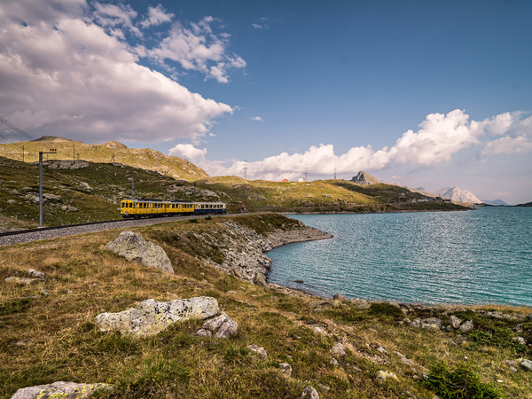 Der Bernina Nostalgie Express der Rhätischen Bahn unterwegs in der hochalpinen Landschaft auf dem Berninapass.