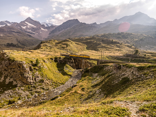 Der Bernina Nostalgie Express der Rhätischen Bahn unterwegs in der hochalpinen Landschaft auf dem Berninapass.