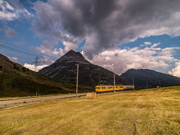 Der Bernina Nostalgie Express der Rhätischen Bahn bei Bernina Suot am Berninapass.