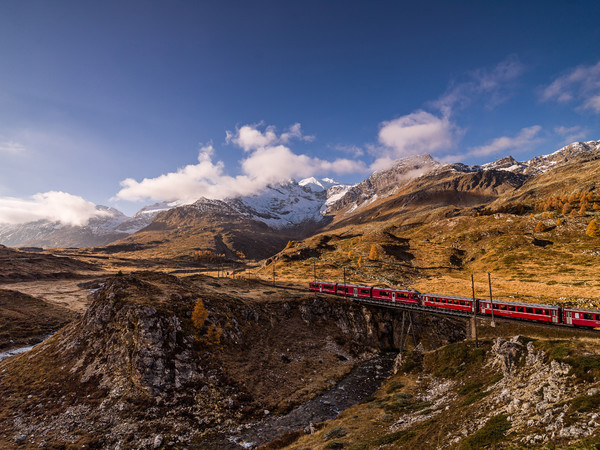 Ein Allegra-Triebzug der Rhätischen Bahn bei Bernina Suot auf dem Weg zum Berninapass. Im Hintergrund der markante Piz Cambrena.