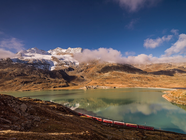 Die Rhätische Bahn unterwegs entlang des Lago Bianco auf dem Berninapass.