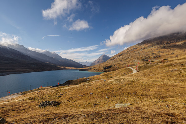 Windfahnen auf dem Berninapass beim Ospizio Bernina im Oberengadin, Graubünden.