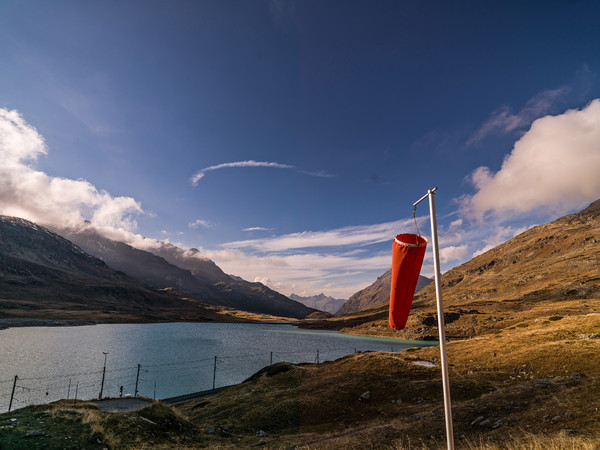 Die Rhätische Bahn unterwegs entlang des Lago Bianco auf dem Berninapass.