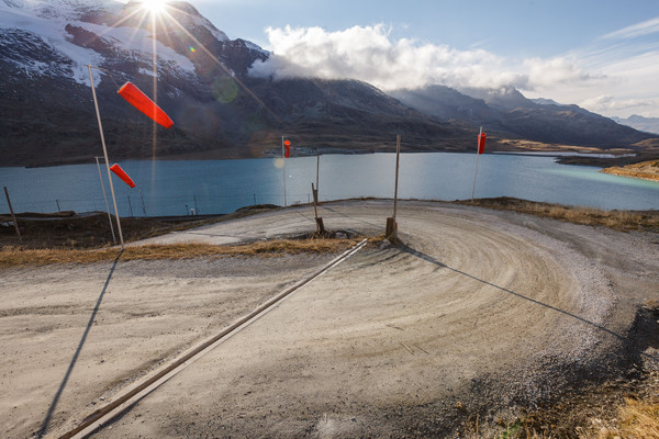 Windfahnen auf dem Berninapass beim Ospizio Bernina im Oberengadin, Graubünden.